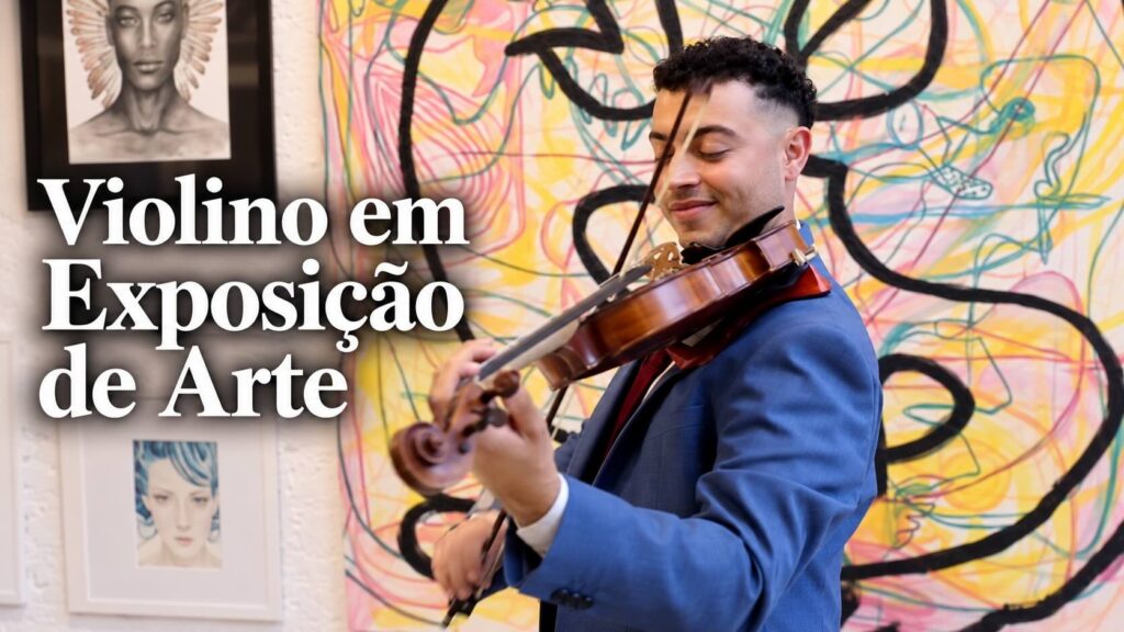 Violinista tocando durante exposição de arte na Rua Augusta