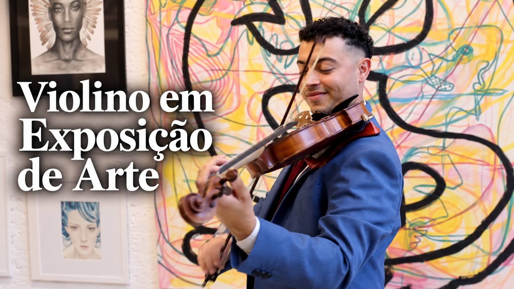 Violinista tocando durante exposição de arte na Rua Augusta
