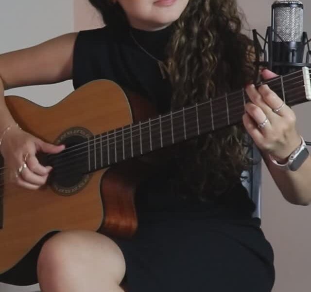 Maria Olivia - Voz e Violão